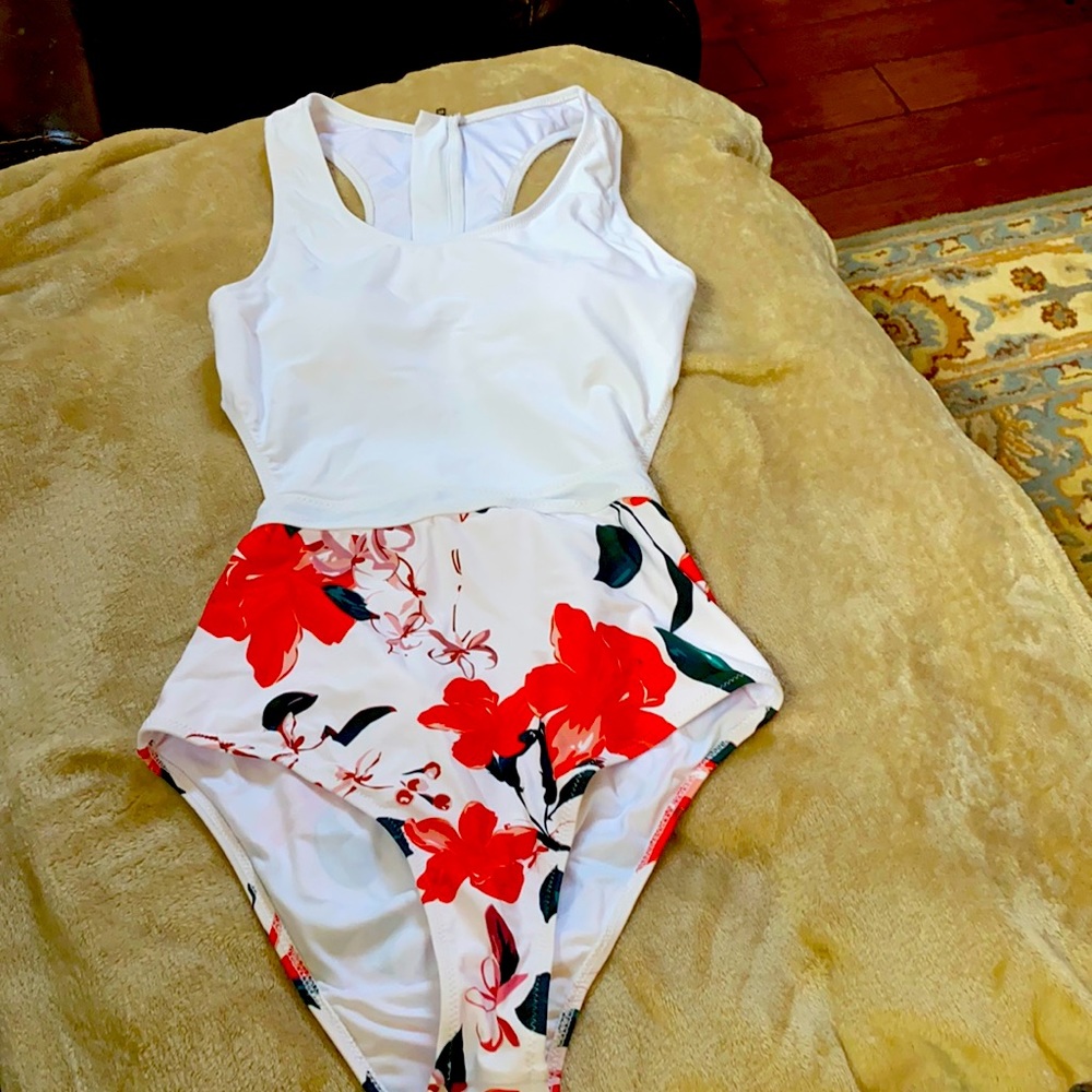 Cupshe one piece swim suit. Size medium.